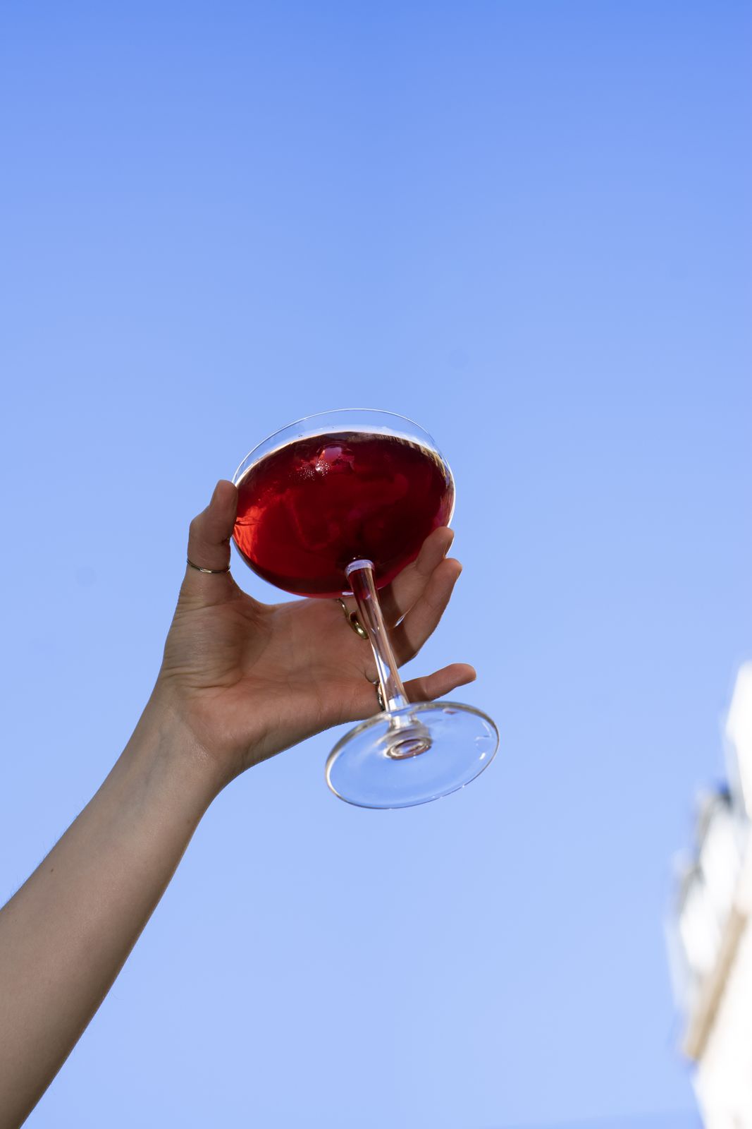 Un cocktail levé vers le ciel