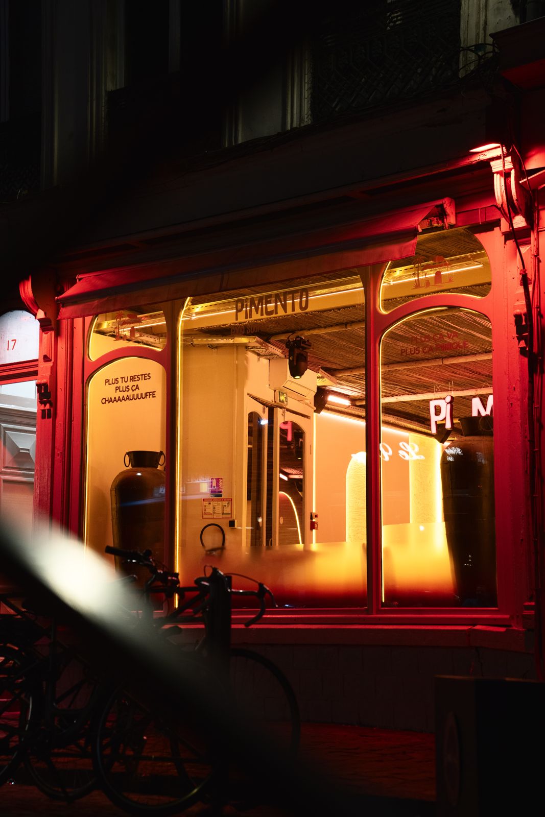 La façade du Pimento le soir