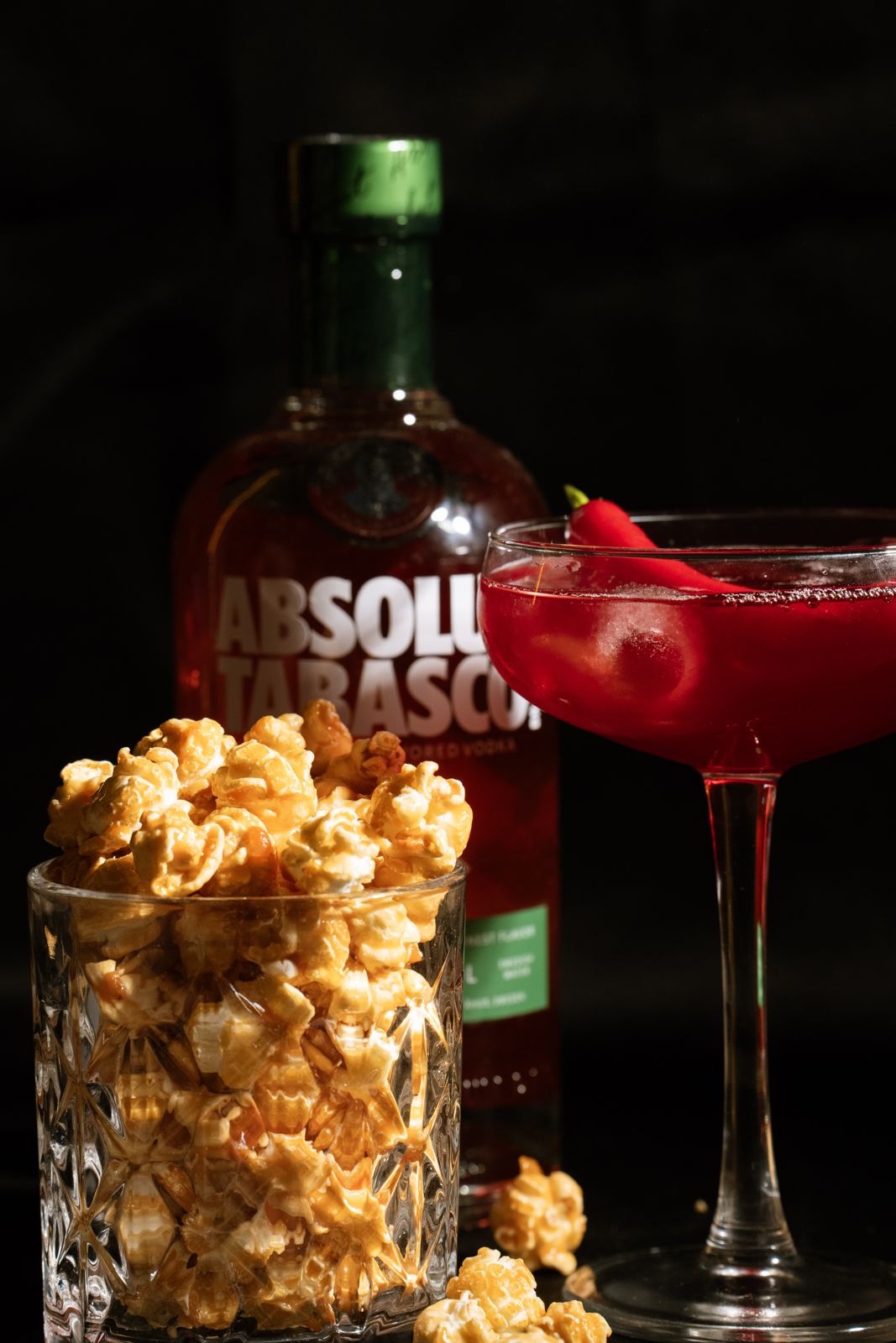 Cocktail, popcorn et bouteille au Pimento