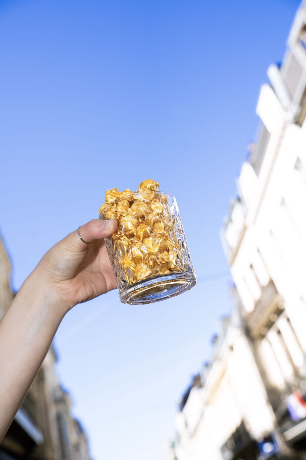 Popcorn en main dans la rue